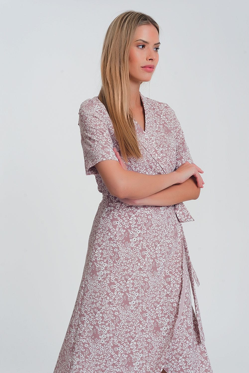 Q2 Women's Dress Wrap midi dress in pink floral print
