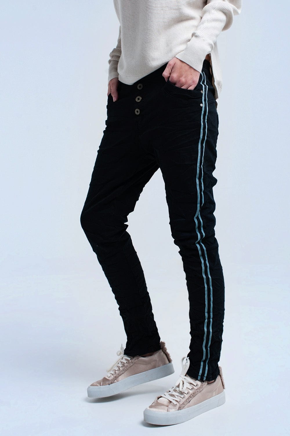 Q2 Women's Jean Black boyfriend jeans with buttons