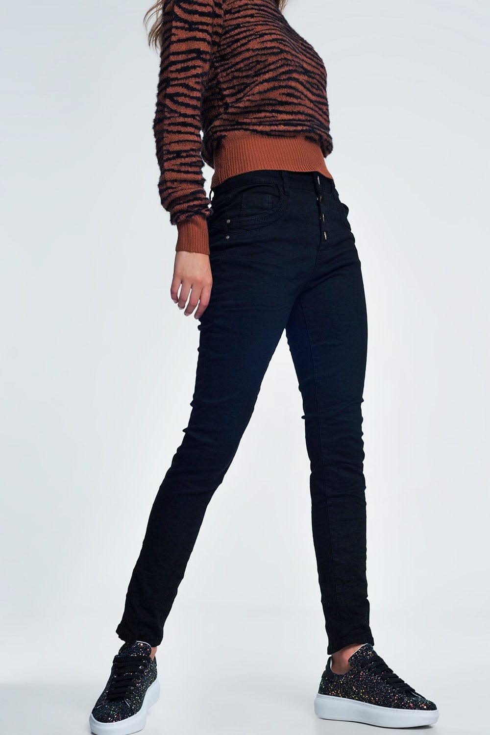 Q2 Women's Jean Black Jeans with Button Closure