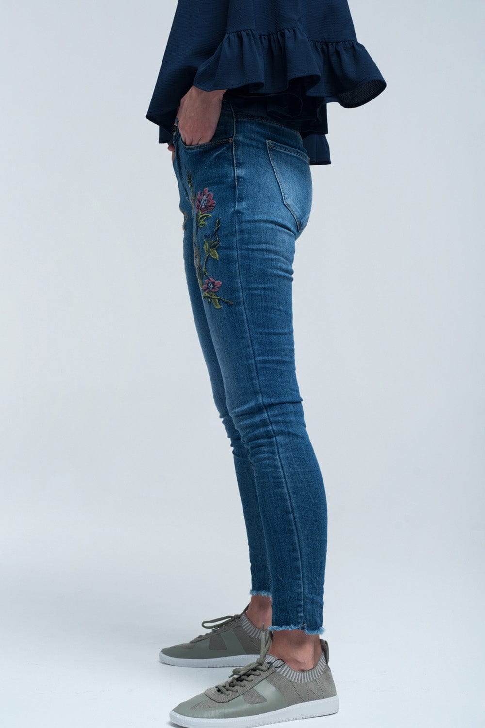 Q2 Women's Jean Blue skinny jean with embroideries