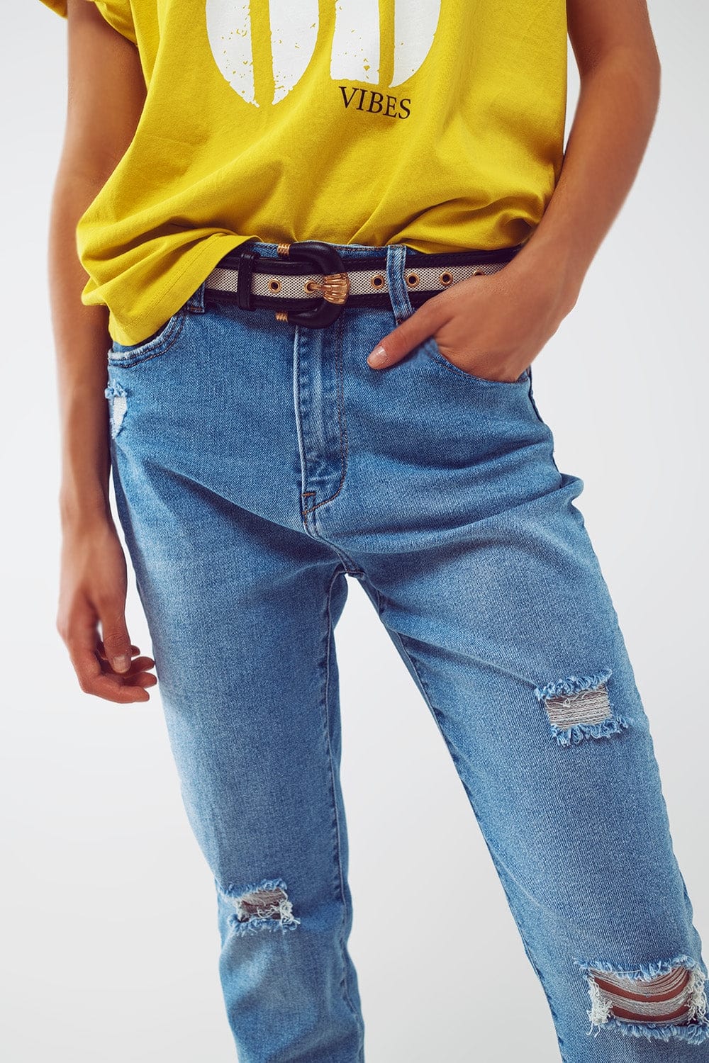 Q2 Women's Jean Distressed Regular Jeans In Light Blue Wash