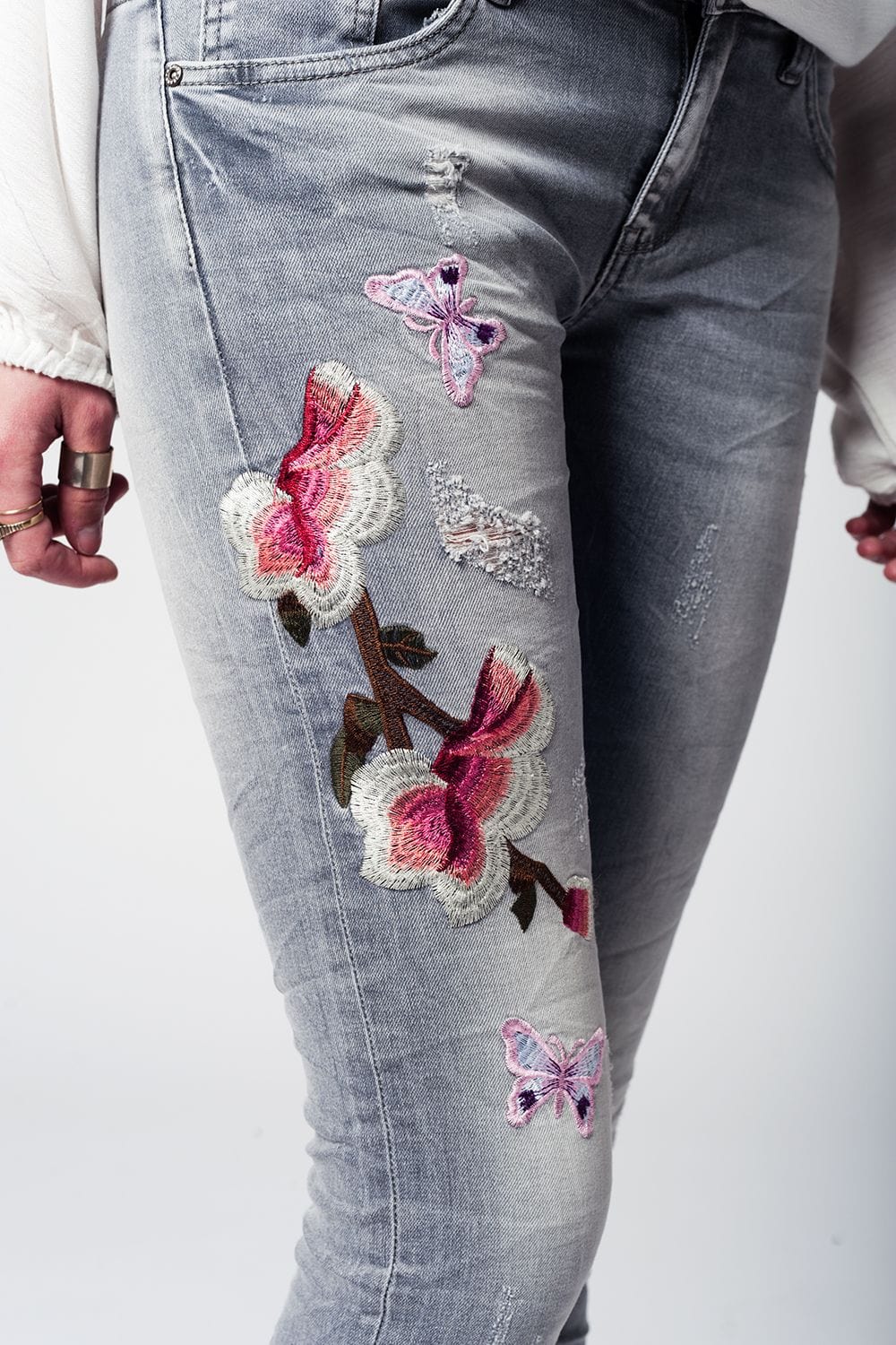 Q2 Women's Jean Gray slim denim embroidered jeans