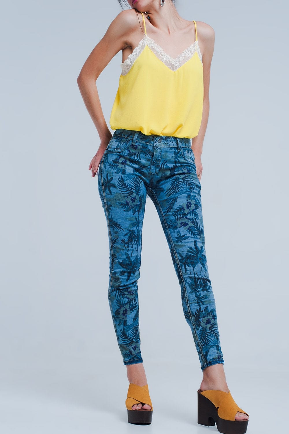 Q2 Women's Jean Jeans Reversible in Mid Blue
