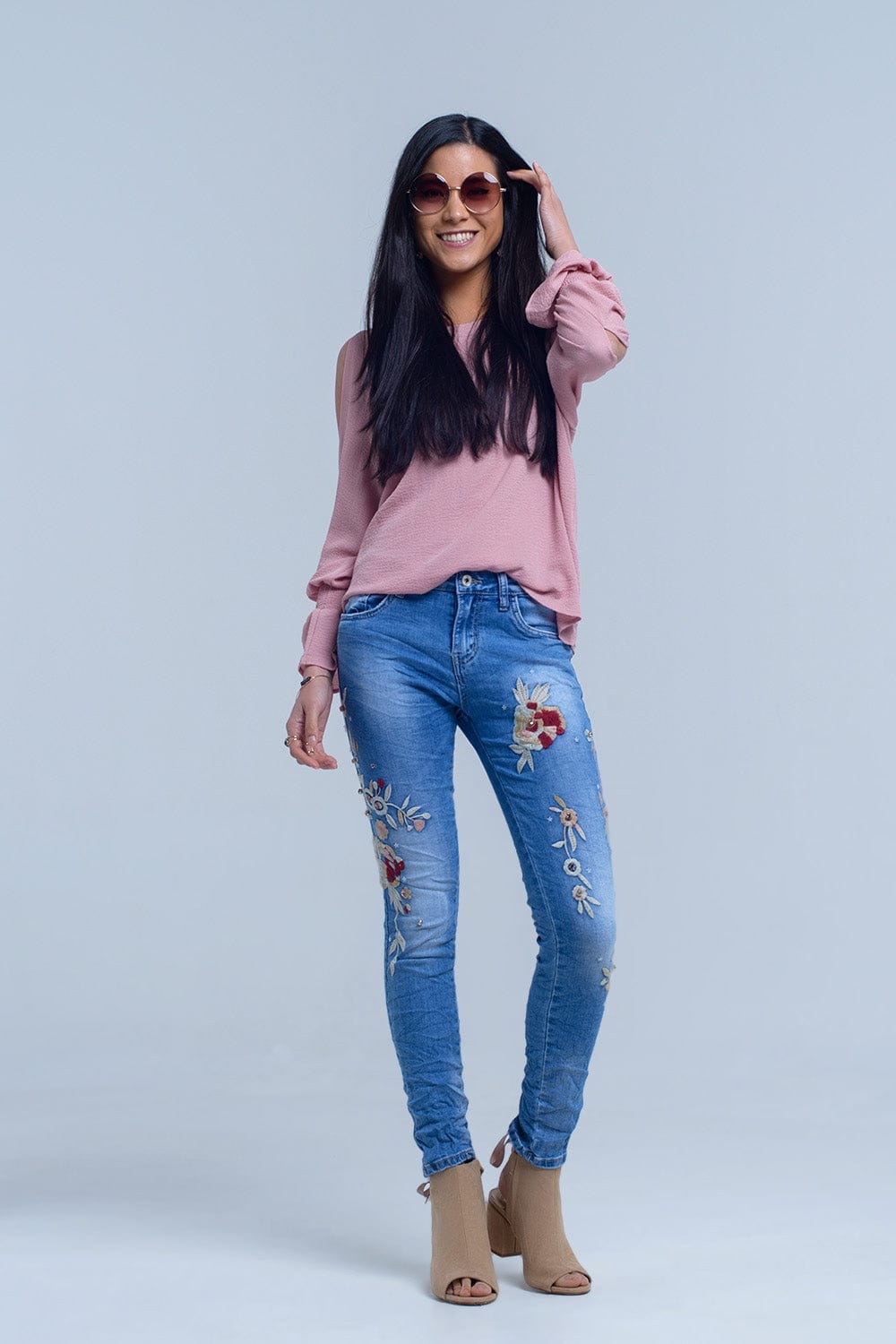 Q2 Women's Jean Jeans with floral embroidery