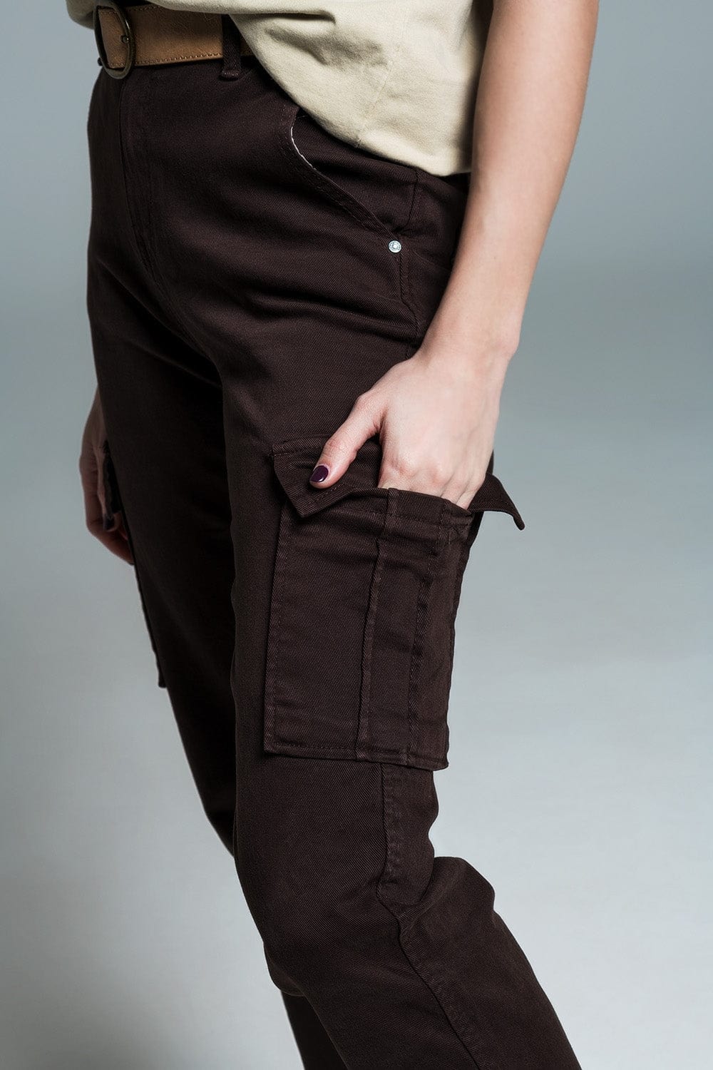 Q2 Women's Jean Relaxed Cargo Pants In Dark Brown