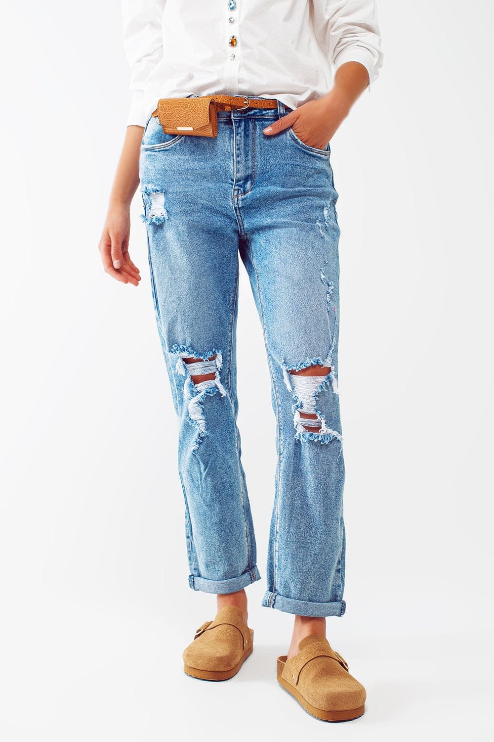 Q2 Women's Jean Ripped Knee Straight Leg Jeans in Light Blue Wash