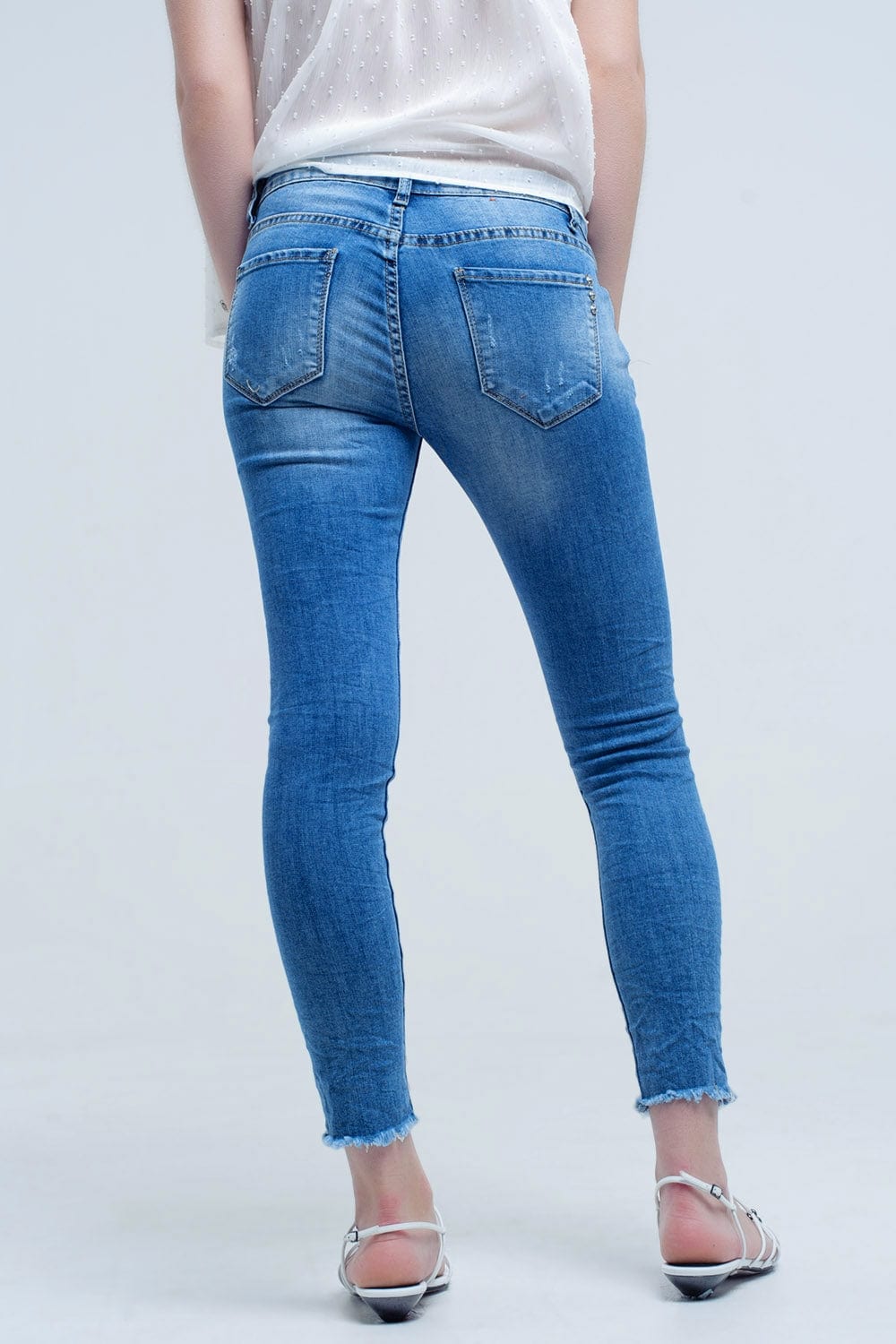 Q2 Women's Jean Skinny jeans in medium wash with rips