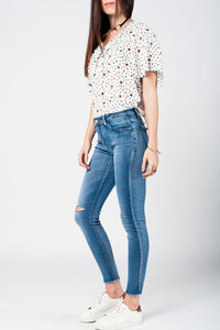 Q2 Women's Jean Skinny jeans in midwash with busted knees and chewed hems