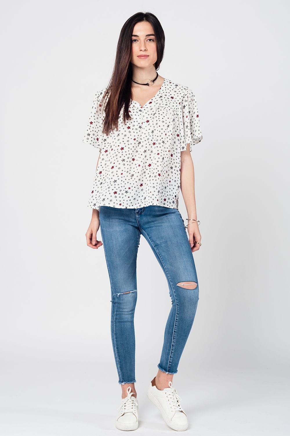 Q2 Women's Jean Skinny jeans in midwash with busted knees and chewed hems