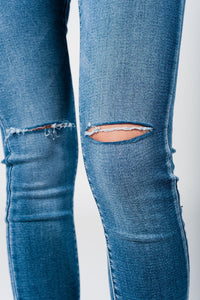 Q2 Women's Jean Skinny jeans in midwash with busted knees and chewed hems