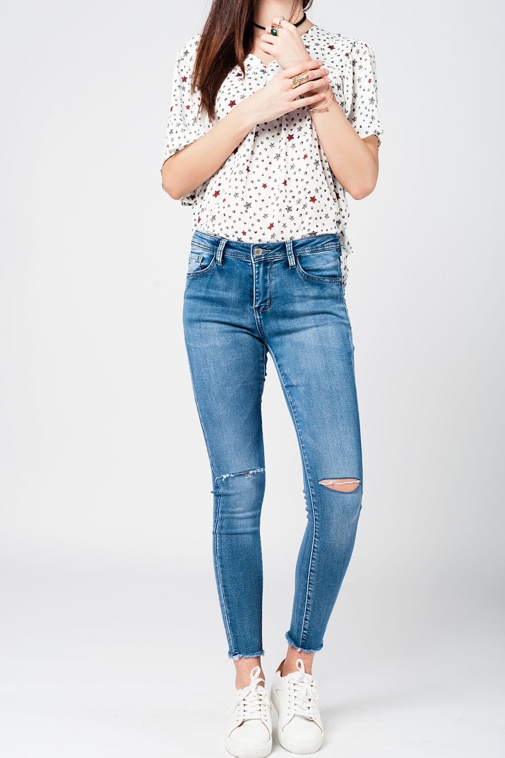 Q2 Women's Jean Skinny jeans in midwash with busted knees and chewed hems