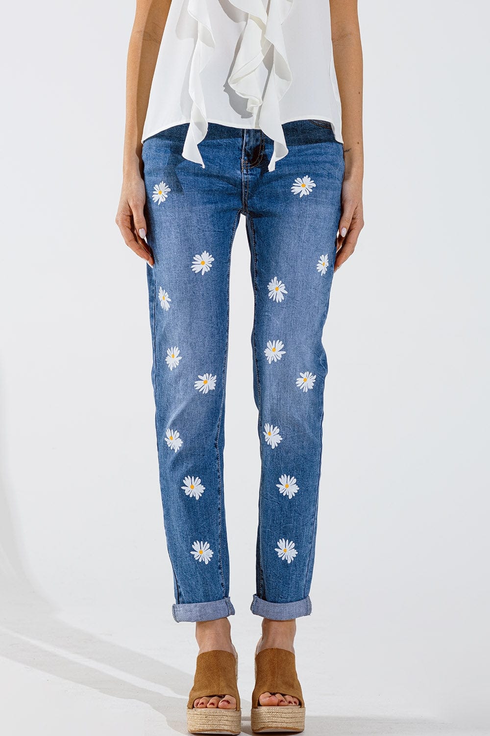 Q2 Women's Jean Skinny Jeans With Printed White Daisys In Mid Wash