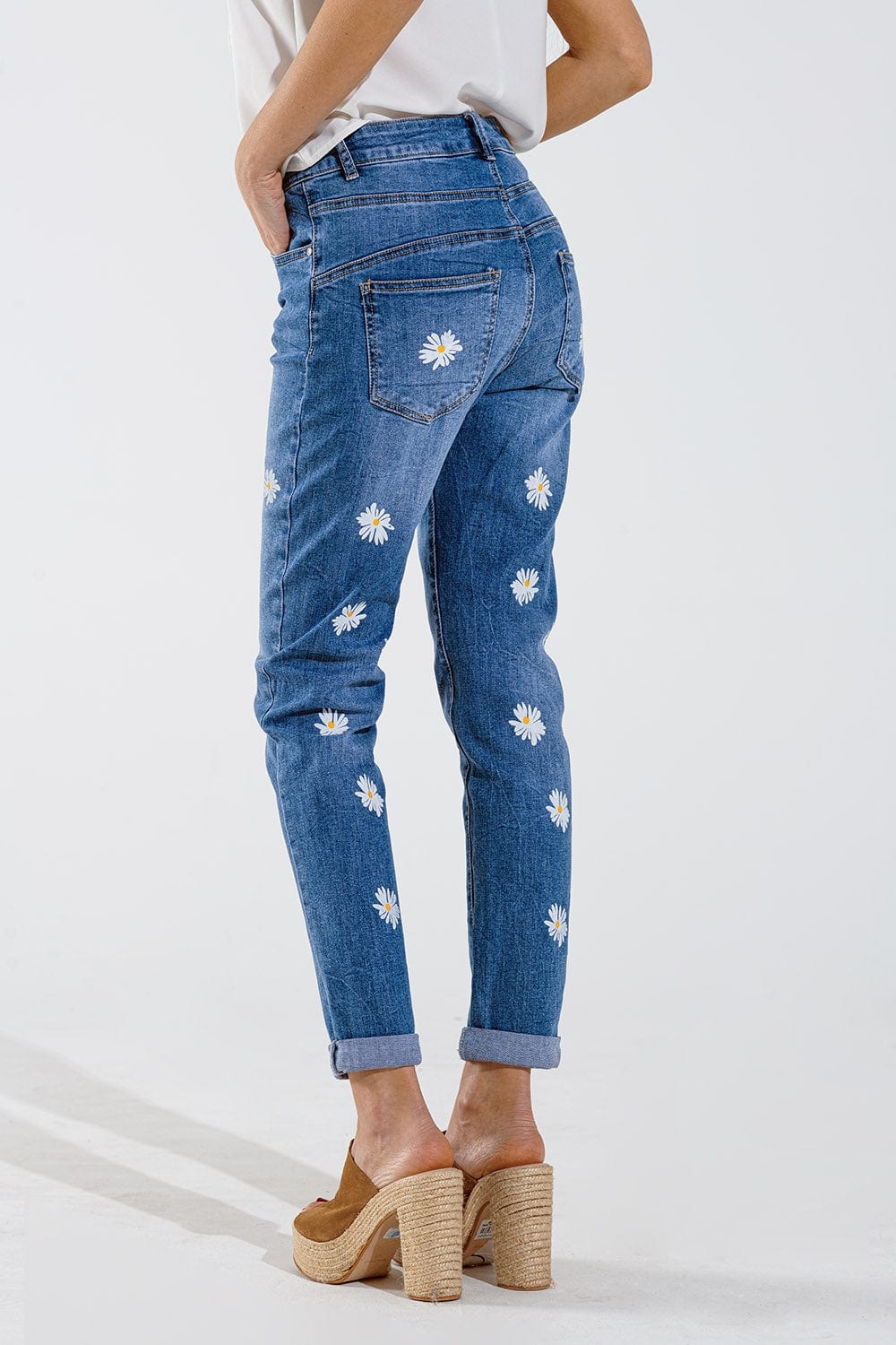 Q2 Women's Jean Skinny Jeans With Printed White Daisys In Mid Wash