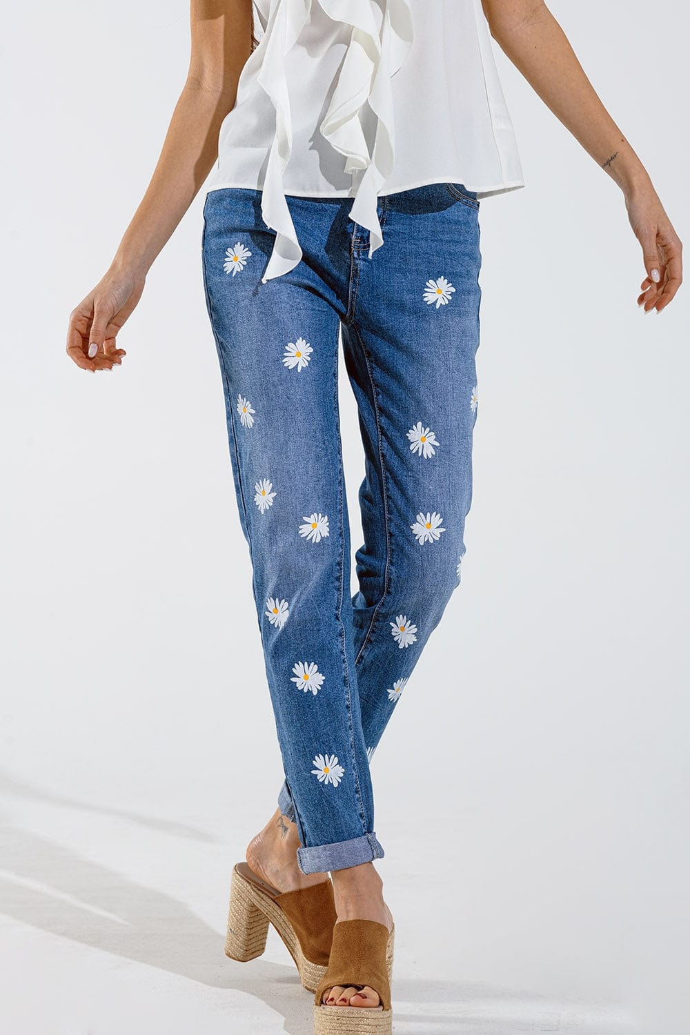 Q2 Women's Jean Skinny Jeans With Printed White Daisys In Mid Wash