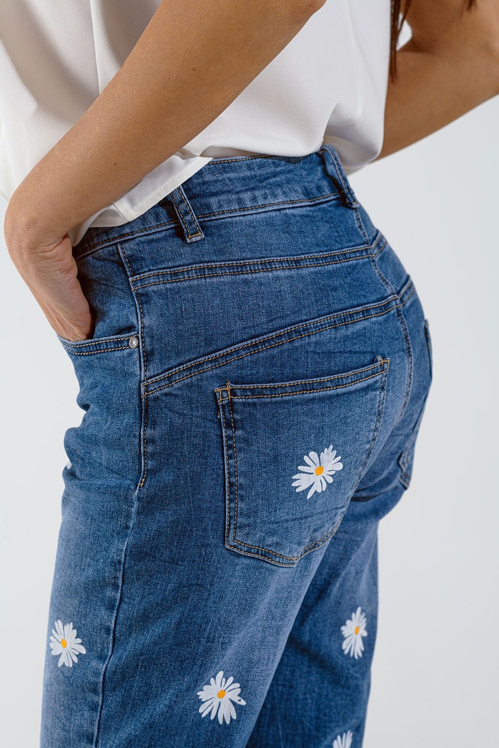 Q2 Women's Jean Skinny Jeans With Printed White Daisys In Mid Wash
