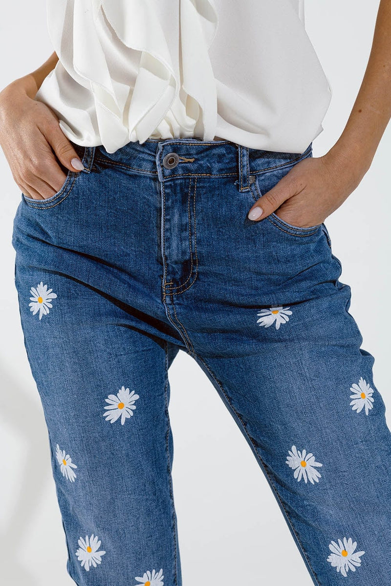 Q2 Women's Jean Skinny Jeans With Printed White Daisys In Mid Wash