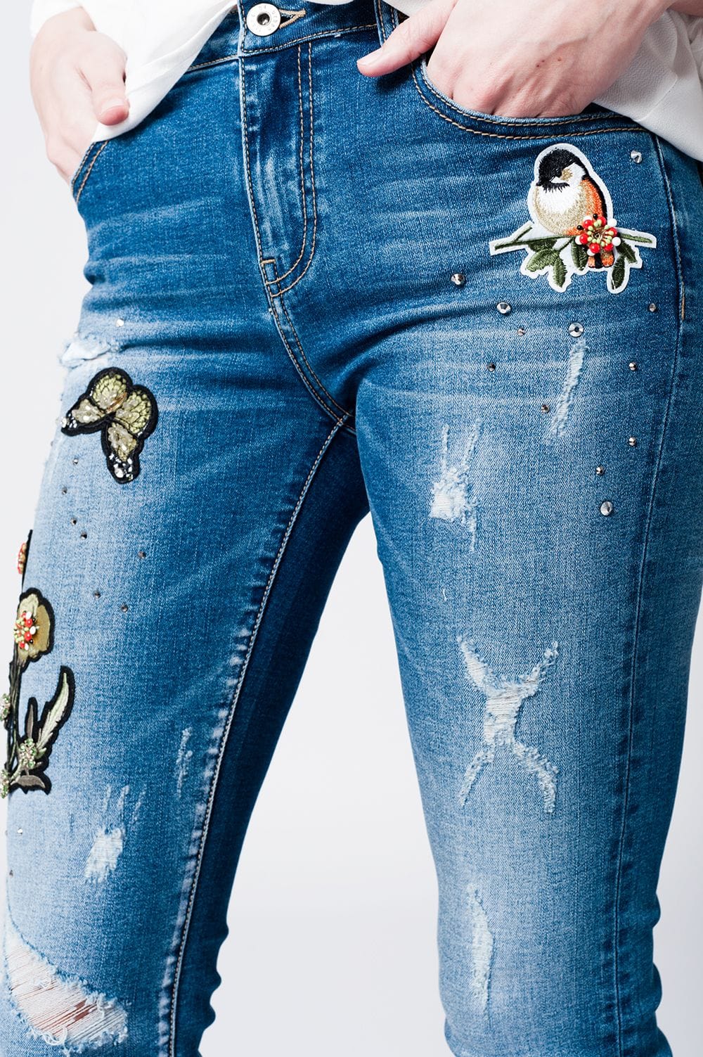 Q2 Women's Jean Skinny rip jeans with embroidered patches