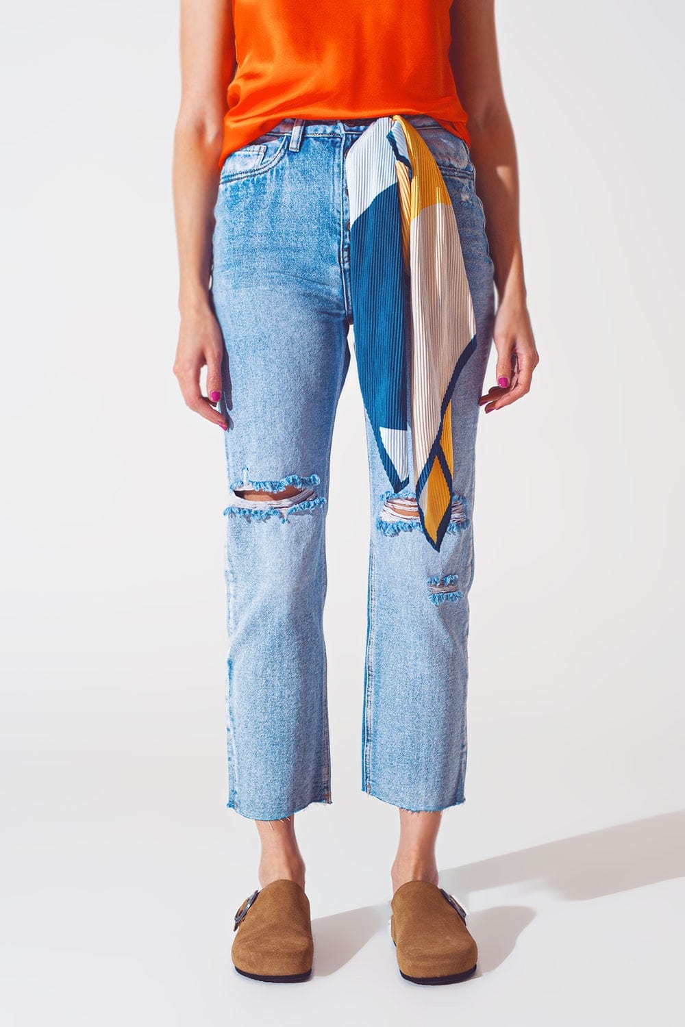 Q2 Women's Jean Sraight-Leg Jeans with Exposed b\Buttons and Ripped Knees in Light Wash