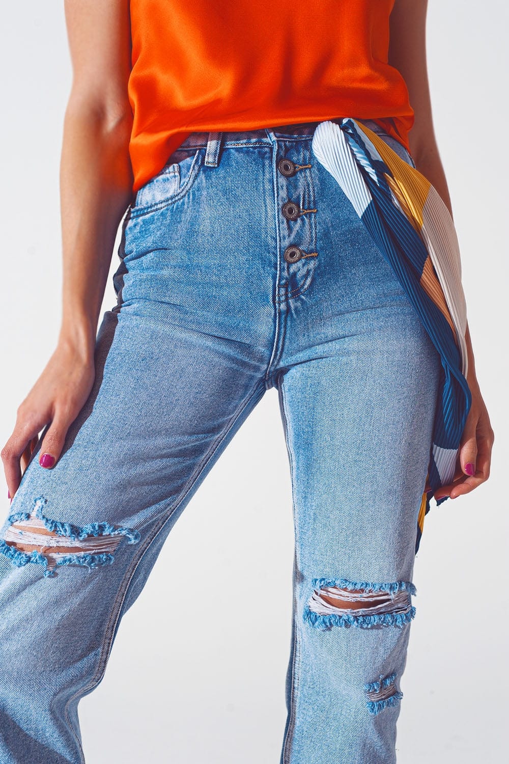 Q2 Women's Jean Sraight-Leg Jeans with Exposed b\Buttons and Ripped Knees in Light Wash