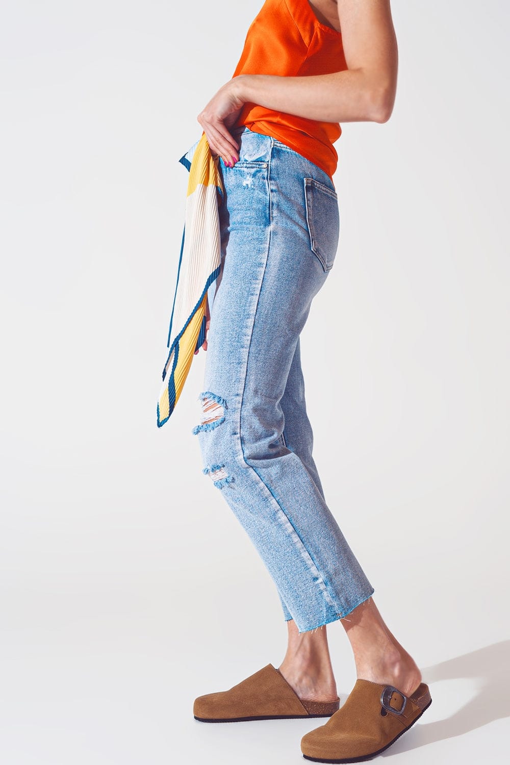 Q2 Women's Jean Sraight-Leg Jeans with Exposed b\Buttons and Ripped Knees in Light Wash