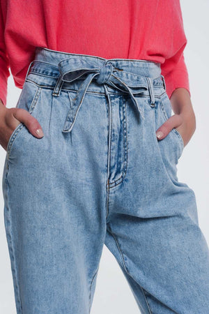 Q2 Women's Jean Straight Cut Jeans in Light Denim with Belt