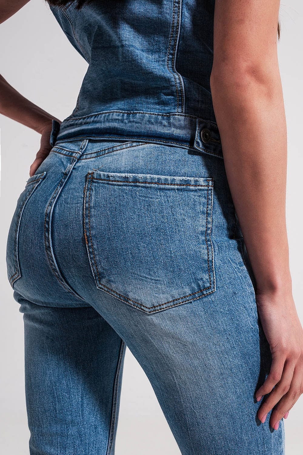 Q2 Women's Jean Straight Leg Fray Hem Jeans in Blue
