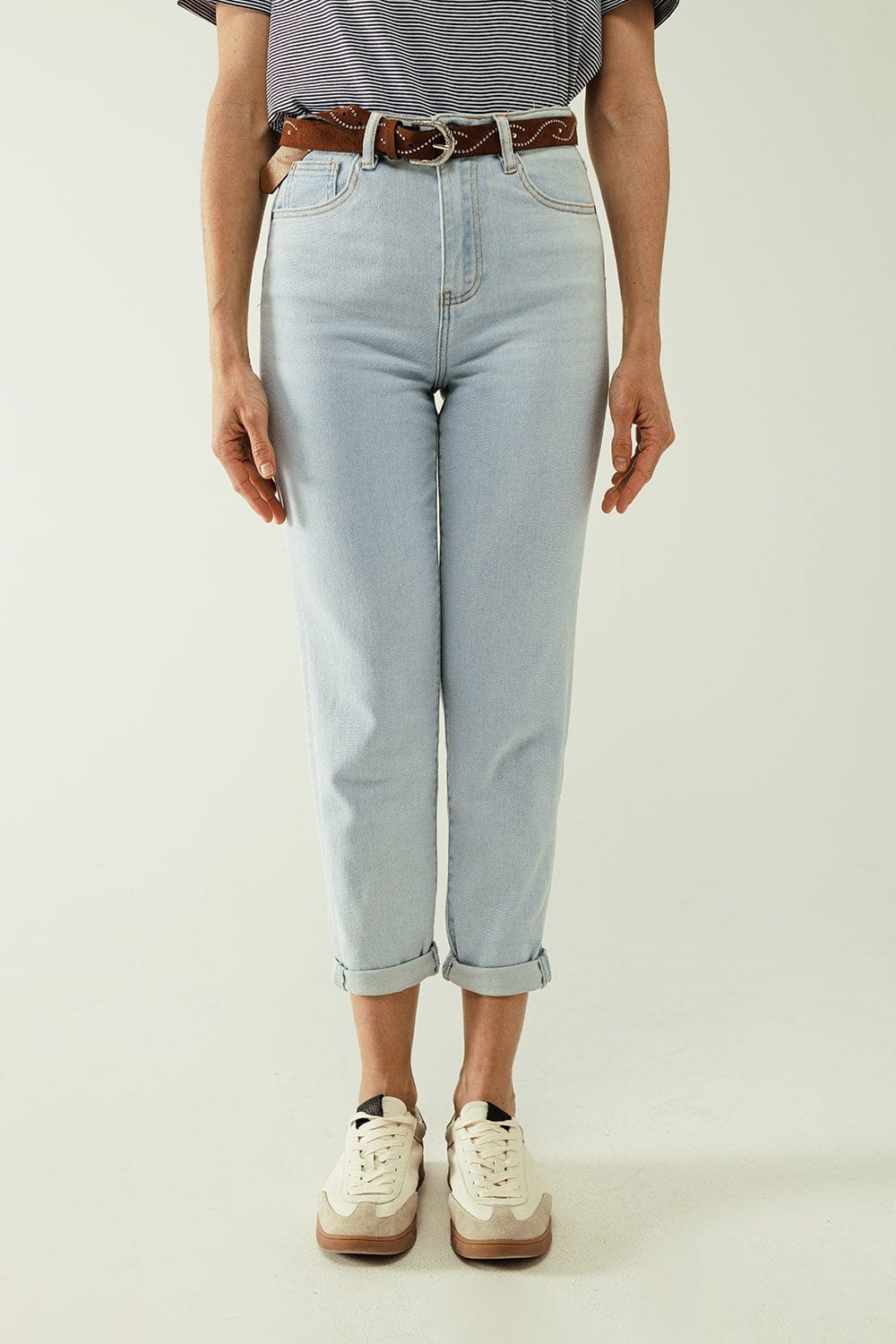 Q2 Women's Jean Straight Light Blue Jean With Hem And Five Pockets