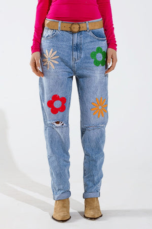 Q2 Women's Jean Straight Mom Jeans With Flower Detail In Washed Blue