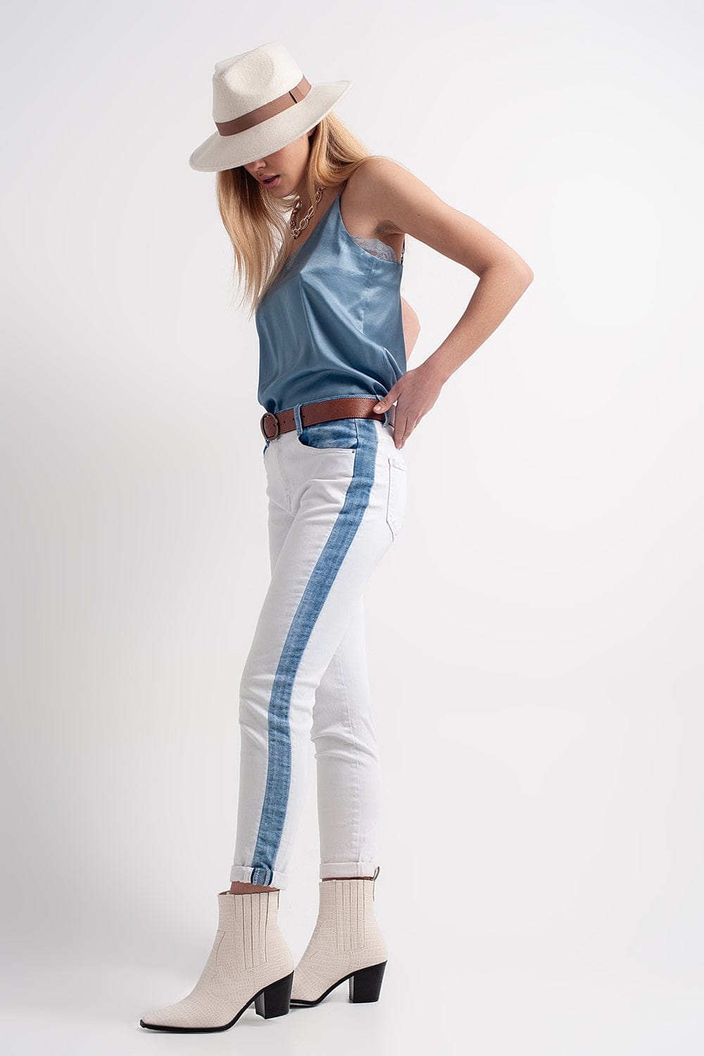 Q2 Women's Jean White Jeans with Contrast Panel in Light Wash
