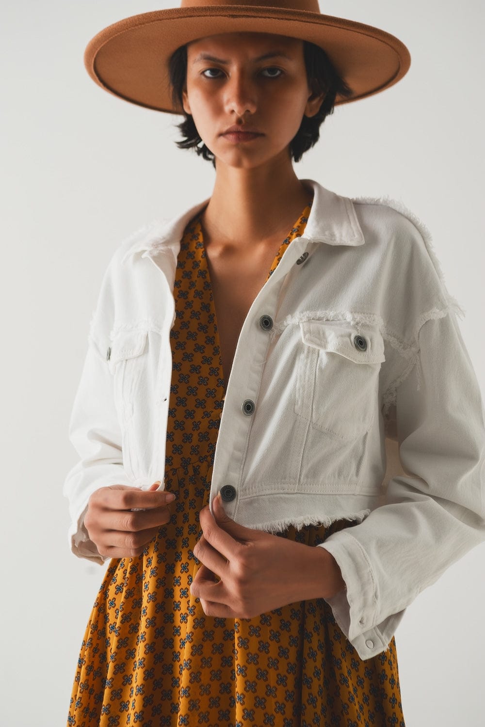 Q2 Women's Outerwear Cropped Denim Trucker Jacket in White