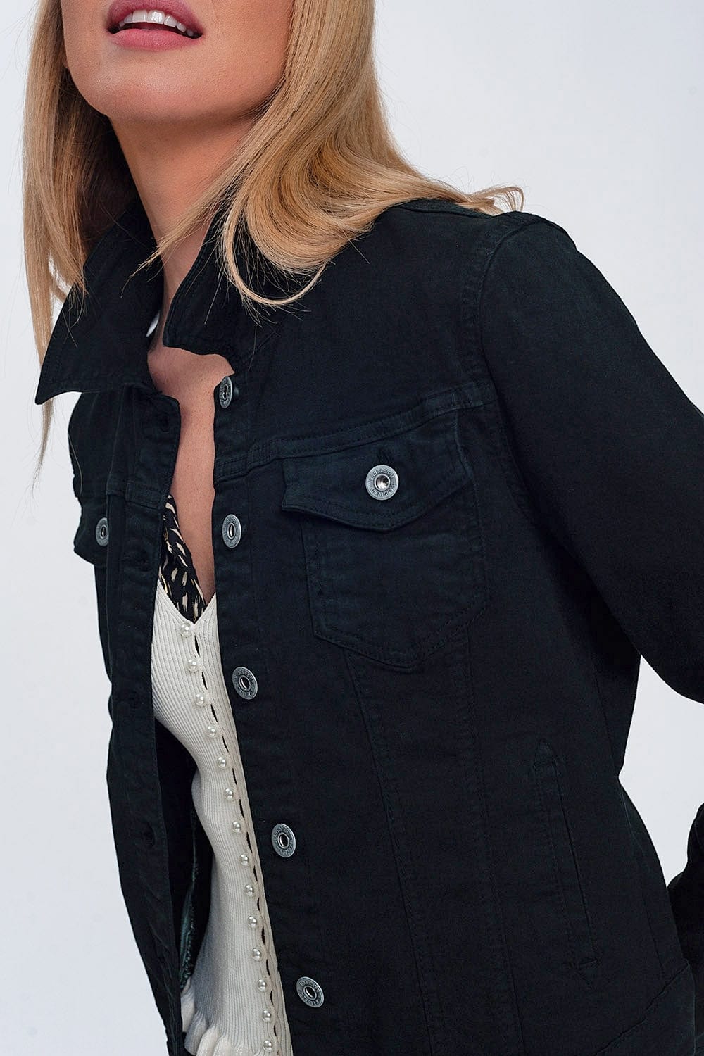 Q2 Women's Outerwear Slim Denim Trucker Jacket in Black
