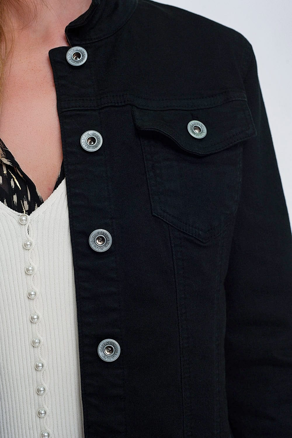 Q2 Women's Outerwear Slim Denim Trucker Jacket in Black