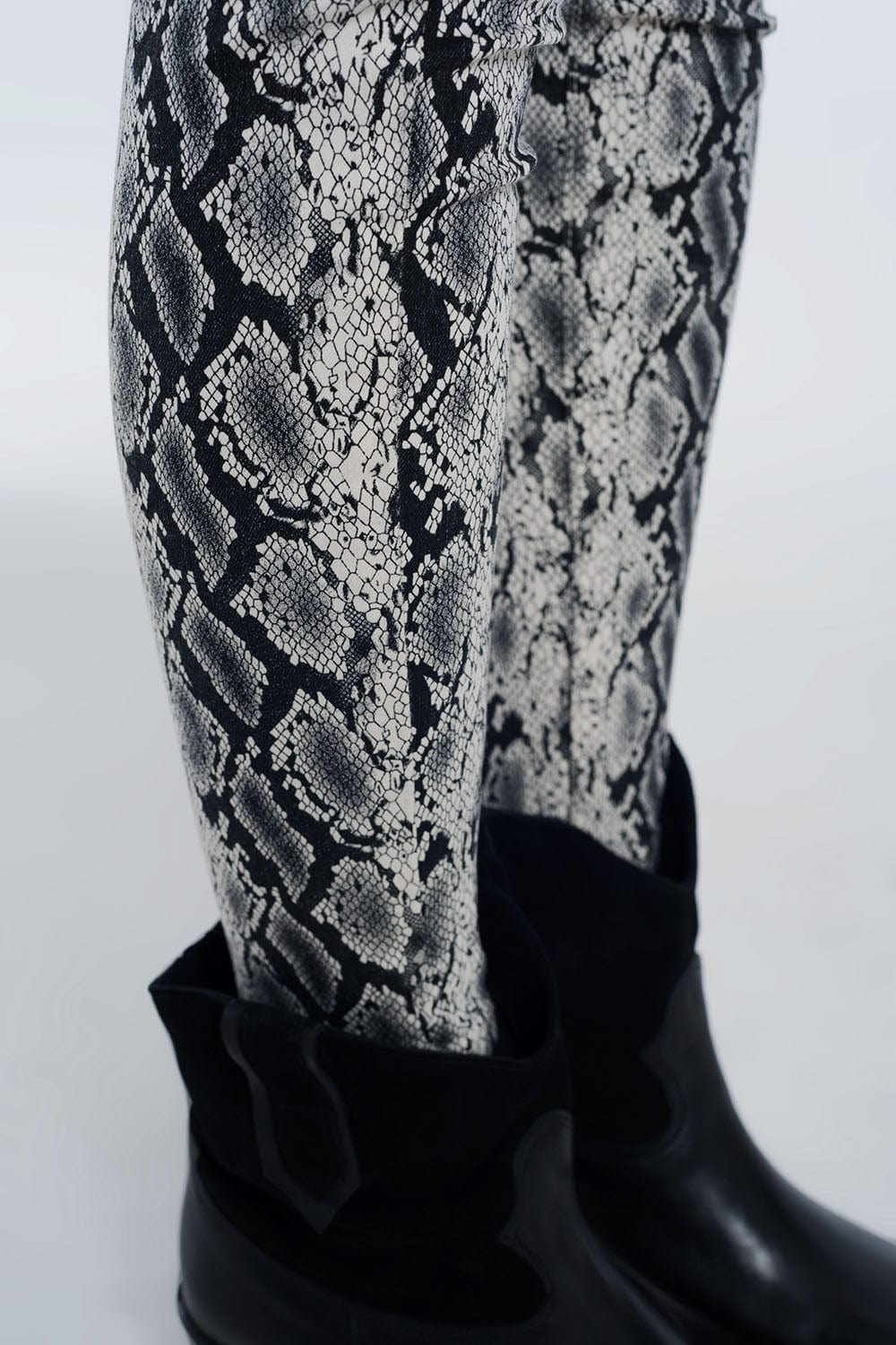 Q2 Women's Pants & Trousers Black Pants with Snake Print