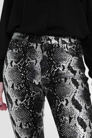 Q2 Women's Pants & Trousers Black Skinny Shiny Printed Pants