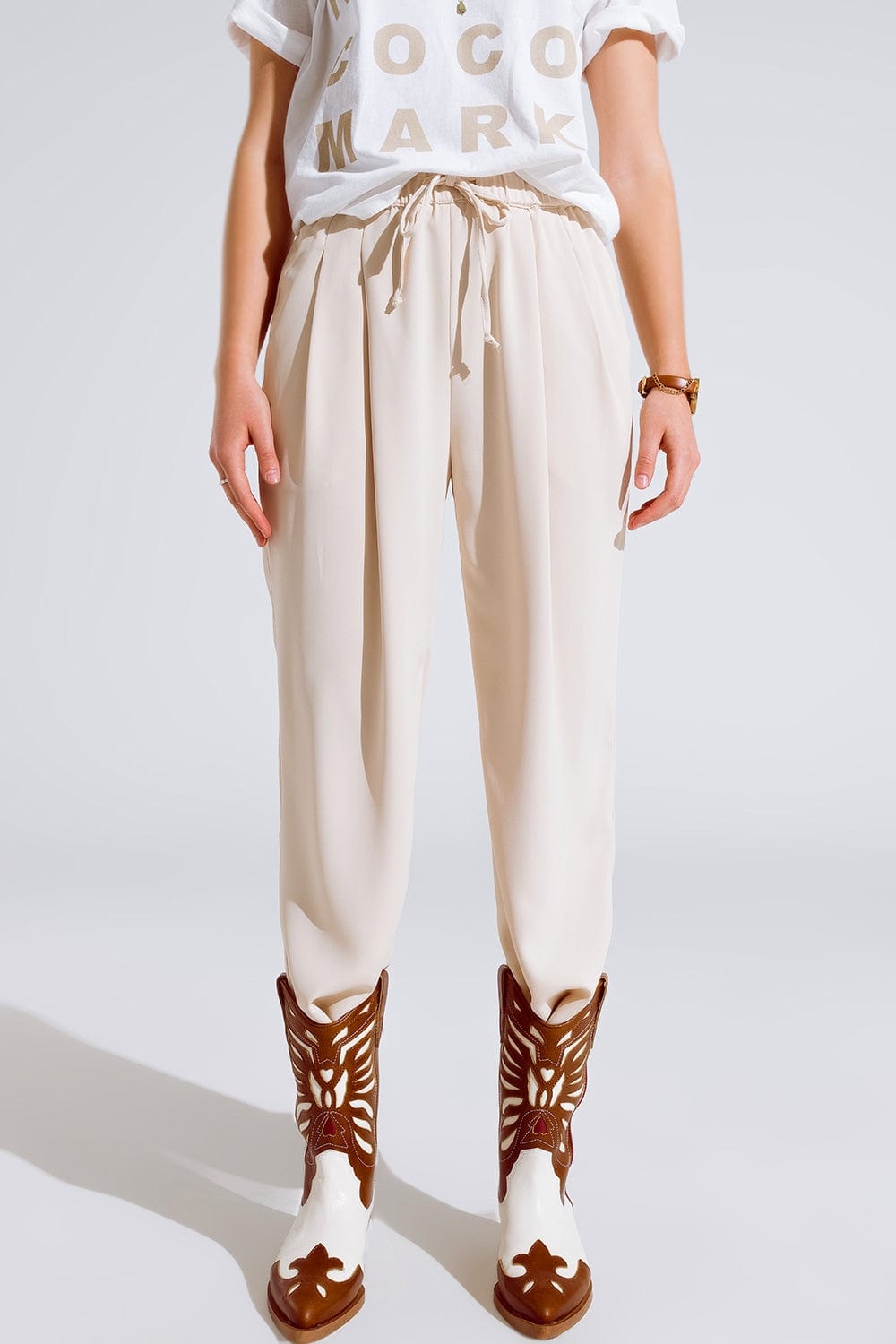 Q2 Women's Pants & Trousers Pants In Beige With Front Pockets And Drawstring Closing