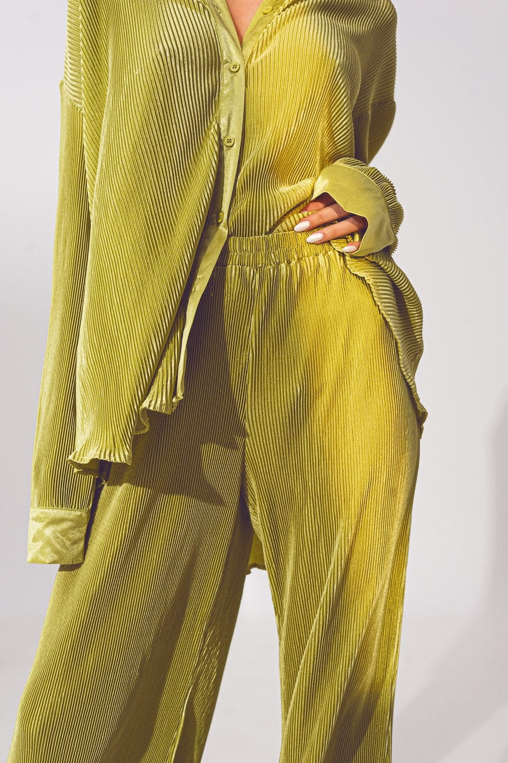 Q2 Women's Pants & Trousers Satin Pleated Wide Leg Pants in Green