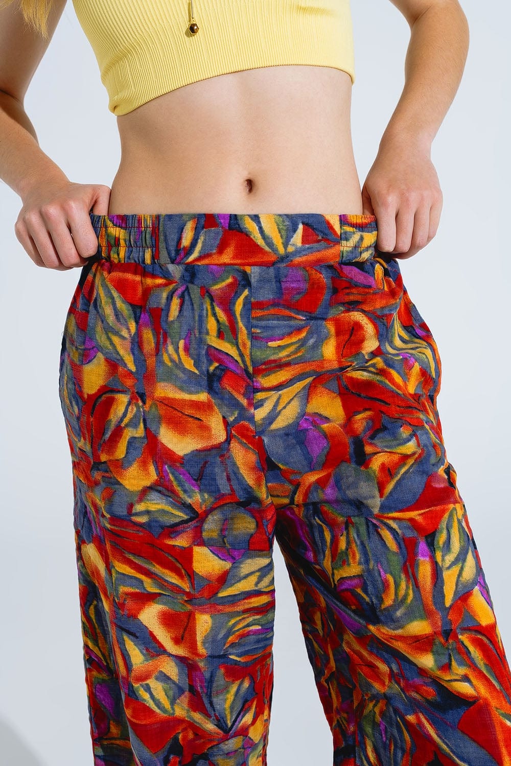 Q2 Women's Pants & Trousers Straight Leg Pants With Floral Multicolor Print In Shades Of Red