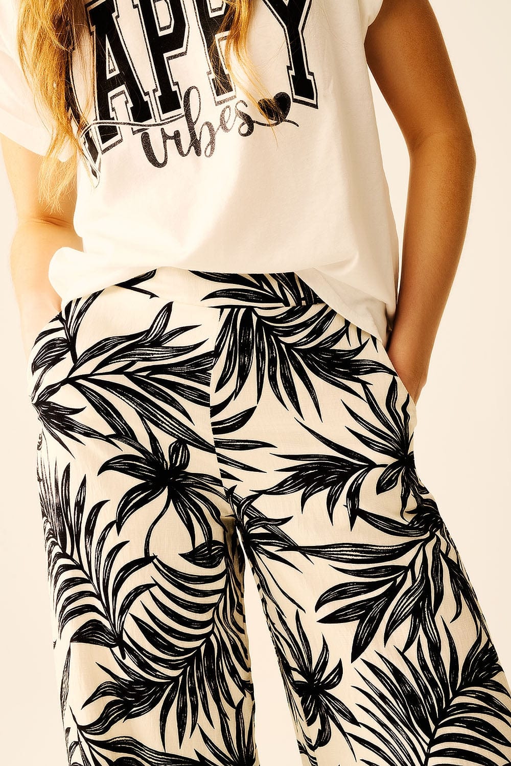 Q2 Women's Pants & Trousers Wide Leg Pants In White With Floral Detail In Black
