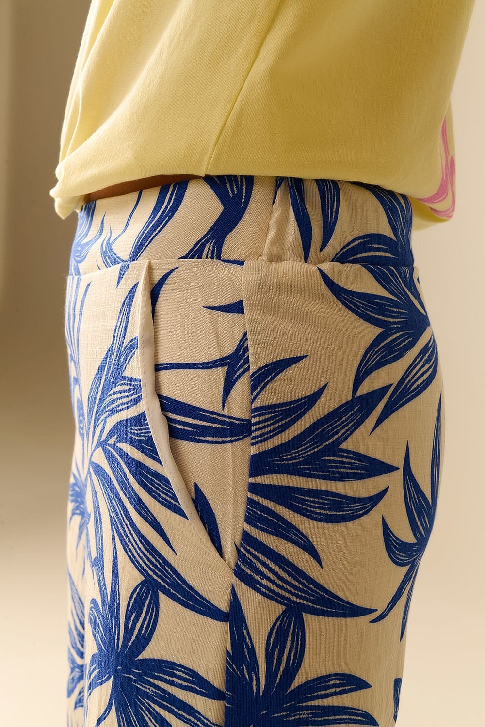 Q2 Women's Pants & Trousers Wide Leg Pants In White With Tropical Print In Blue