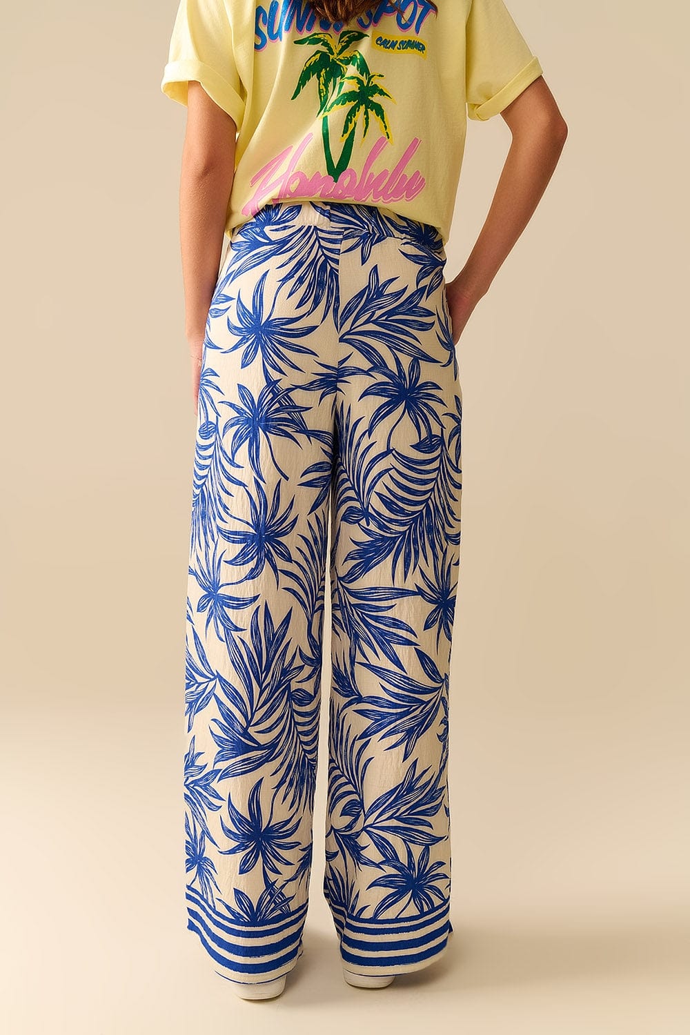Q2 Women's Pants & Trousers Wide Leg Pants In White With Tropical Print In Blue
