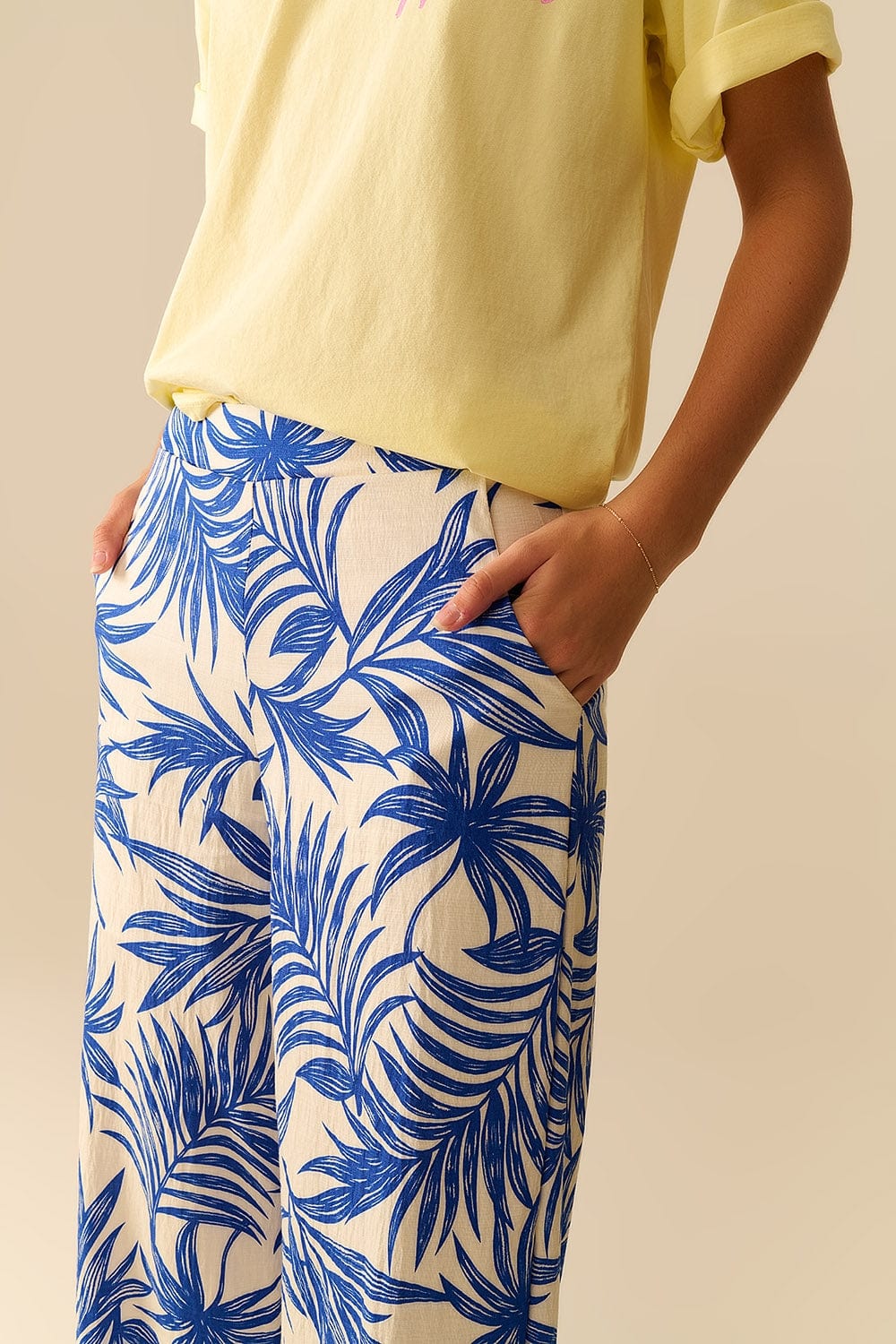 Q2 Women's Pants & Trousers Wide Leg Pants In White With Tropical Print In Blue