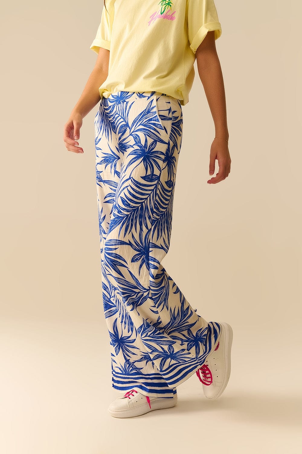 Q2 Women's Pants & Trousers Wide Leg Pants In White With Tropical Print In Blue