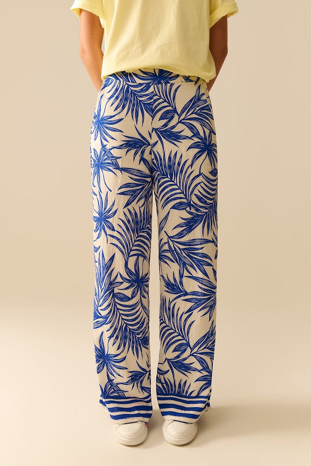 Q2 Women's Pants & Trousers Wide Leg Pants In White With Tropical Print In Blue