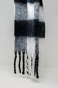 Q2 Women's Scarves, Wraps, & Gloves One Size / Black Checkerboard Scarf In Black And White With Tassles