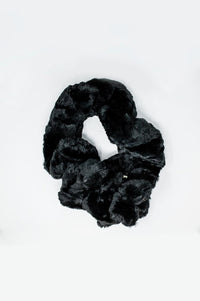Q2 Women's Scarves, Wraps, & Gloves One Size / Black / China Faux Fur Collar in Black