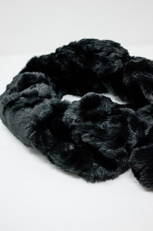 Q2 Women's Scarves, Wraps, & Gloves One Size / Black / China Faux Fur Collar in Black