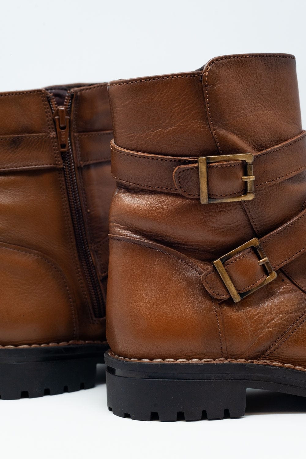 Q2 Women's Shoe Brown buckled boots