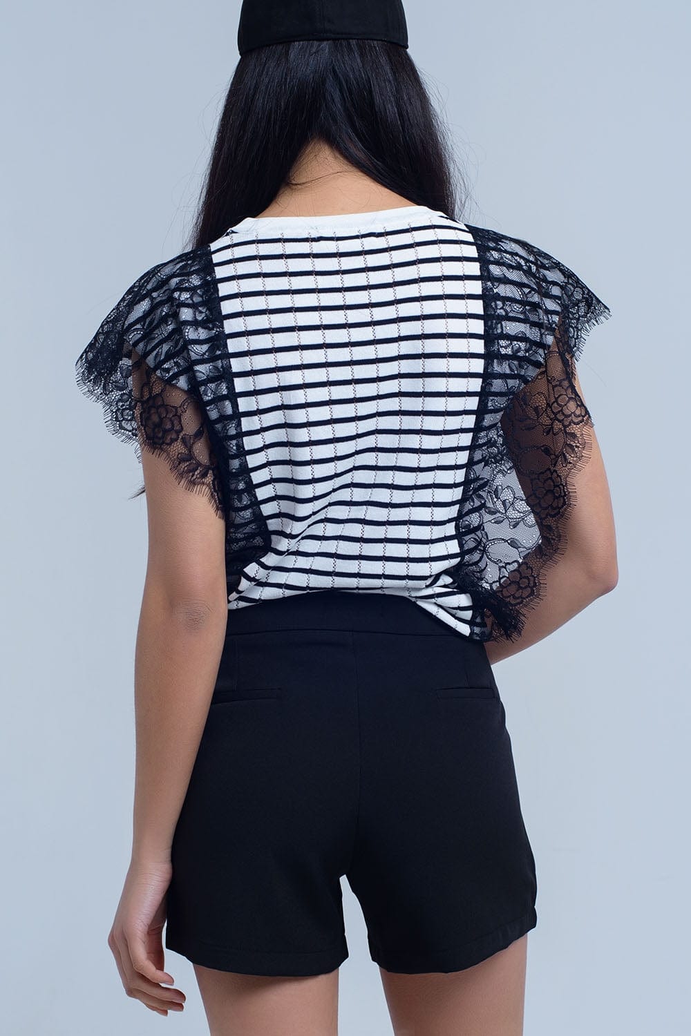 Q2 Women's Shorts Black short with side detail