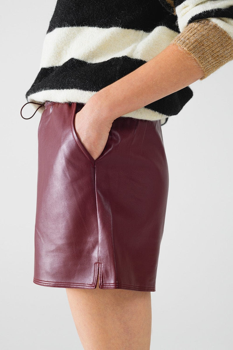 Q2 Women's Shorts Burgundy Faux Leather Shorts With Gathering At The Waist With Drawstring