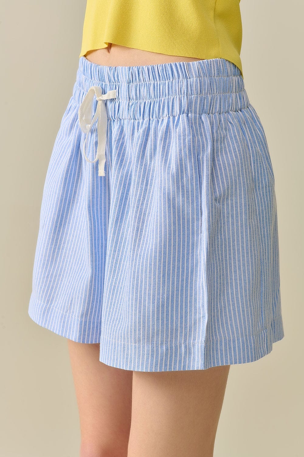 Q2 Women's Shorts Short With Stripes And Strings In The Waistband